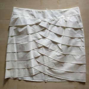 🆕 BCBG size 6 Off White, lightweight Ruffled, Zip Up Mini Skirt